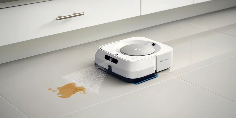 Ein m6 Roomba reinigt Flüssigkeit von einem Boden